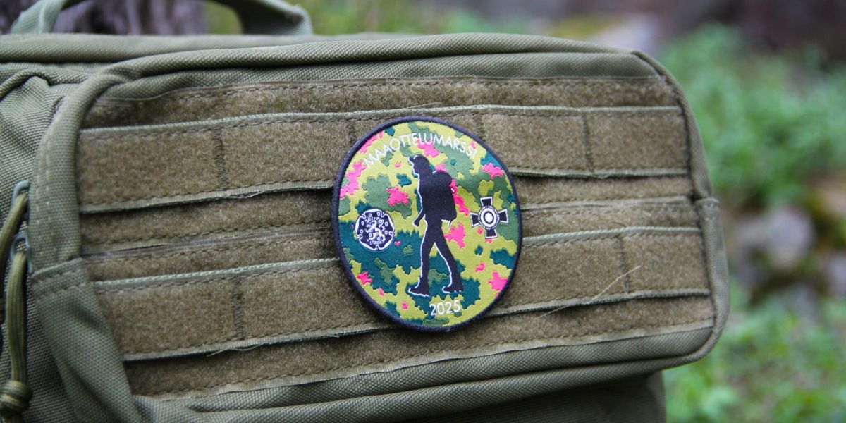 Reppu, johon on kiinnitetty Maaottelumarssi 2025:n suoritusmerkki.